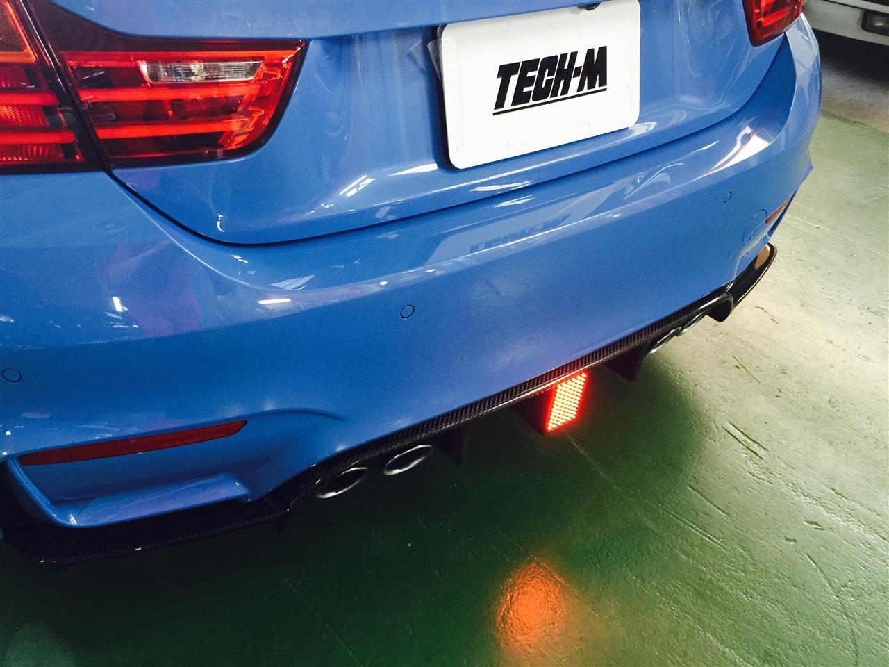 BMW M4にKohlenstoffリアディフューザー取り付け | TECH-M